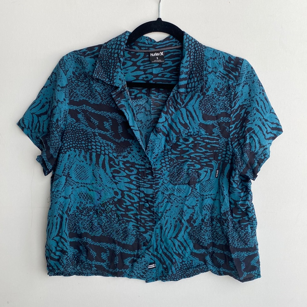 Women’s HURLEY snake print button up, dark teal blue and black. Size Small.